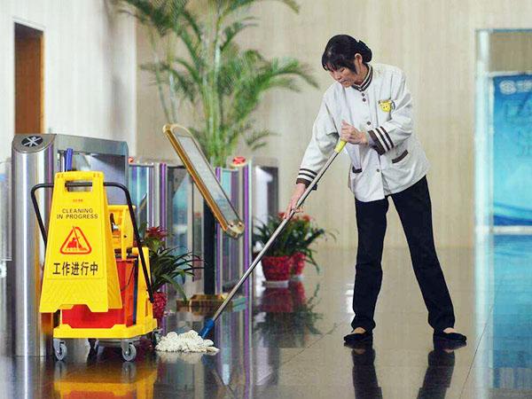 為什么現(xiàn)在很多企業(yè)保潔選擇托管，而不是自招呢？